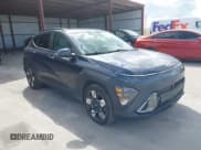 ✅ 2024 Hyundai Kona SEL • VIN: KM8HB3AB6RU086155 • Лот: 43445025. Опубликован ранее на IAAI с пробегом 20 161 миль. Бесплатный доступ к архиву аукционных продаж из США и подробный отчёт об истории автомобиля на DreamBid. Изображение 1.
