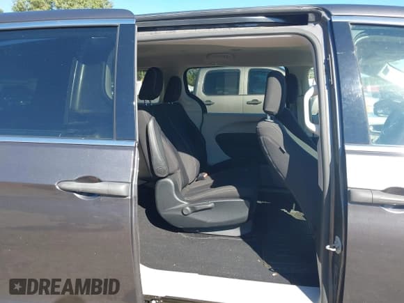 ✅ 2020 Chrysler Voyager L • VIN: 2C4RC1AG3LR210134 • Lot: 43590463. Listed on IAAI with 41,312 mi. Free auction sales archive from the USA and detailed vehicle history report at DreamBid. Image 8.