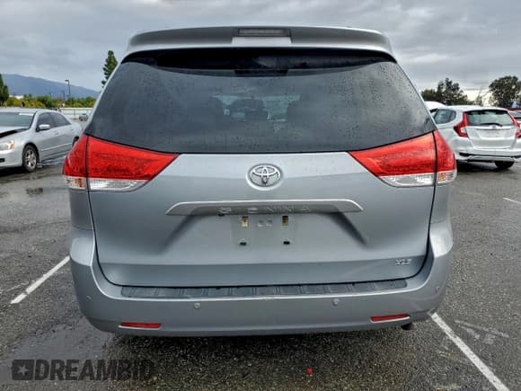 ✅ 2014 Toyota Sienna XLE • VIN: 5TDYK3DC4ES502162 • Lot: 93982615. Listed on Copart with 129,403 mi. Free auction sales archive from the USA and detailed vehicle history report at DreamBid. Image 6.