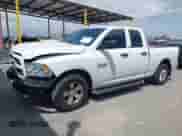 2018 Ram 1500 Tradesman z VIN 1C6RR6FG8JS166266, wystawiony jako IAAI lot #42128397 z przebiegiem 76 106 mil mil oraz . Historia ofert i sprzedaży dostępna na DreamBid. Obrazek 17.