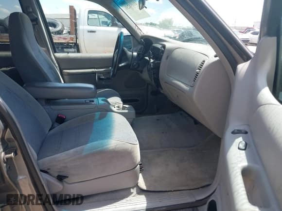 ✅ 1998 Ford Explorer XL • VIN: 1FMZU32X5WUB79785 • Lot: 41958251. Wystawiony na IAAI z przebiegiem 156 787 mil. Bezpłatny archiwum sprzedaży aukcyjnych z USA i szczegółowy raport historii pojazdu na DreamBid. Zdjęcie 5.