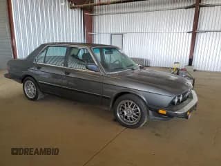 ✅ 1985 BMW 5 Series • VIN: WBADC7405F0654106 • Lot: 48069425. Wystawiony na Copart z przebiegiem 143 628 mil. Bezpłatny archiwum sprzedaży aukcyjnych z USA i szczegółowy raport historii pojazdu na DreamBid. Zdjęcie 4.