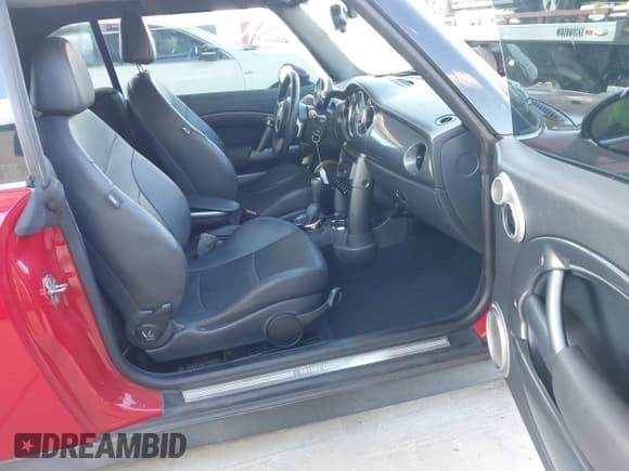 ✅ 2008 MINI Convertible • VIN: WMWRF33518TG18288 • Lot: 43515441. Wystawiony na IAAI z przebiegiem 125 759 mil. Bezpłatny archiwum sprzedaży aukcyjnych z USA i szczegółowy raport historii pojazdu na DreamBid. Zdjęcie 5.