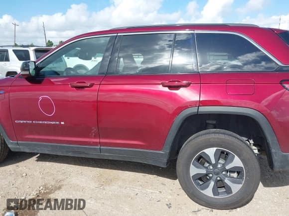 ✅ 2024 Jeep Grand Cherokee • VIN: 1C4RJYB67RC117428 • Lot: 42571725. Listed on IAAI with 46,736 mi. Free auction sales archive from the USA and detailed vehicle history report at DreamBid. Image 15.