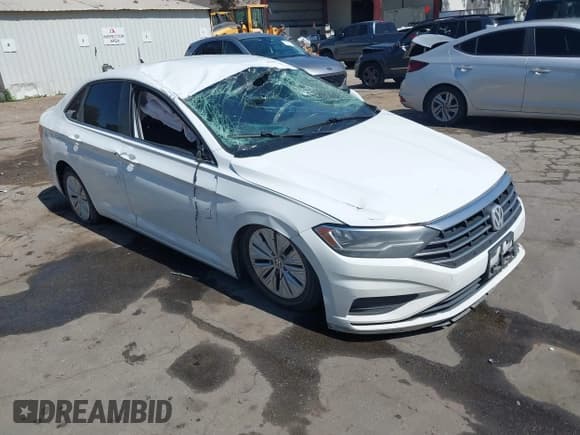 ✅ 2020 Volkswagen Jetta S • VIN: 3VWC57BU4LM102844 • Lot: 42301988. Wystawiony na IAAI z przebiegiem 49 501 mil. Bezpłatny archiwum sprzedaży aukcyjnych z USA i szczegółowy raport historii pojazdu na DreamBid. Zdjęcie 1.