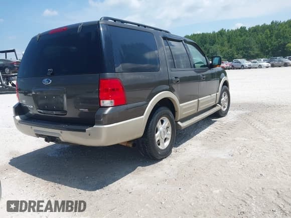 ✅ 2005 Ford Expedition Eddie Bauer • VIN: 1FMFU175X5LB12957 • Lot: 42864553. Wystawiony na IAAI z przebiegiem 226 109 mil. Bezpłatny archiwum sprzedaży aukcyjnych z USA i szczegółowy raport historii pojazdu na DreamBid. Zdjęcie 4.