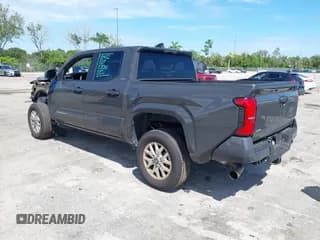 ✅ 2025 Toyota Tacoma SR5 • VIN: 3TMKB5FN8SM029670 • Lot: 43324611. Wystawiony na IAAI z przebiegiem 10 012 mil. Bezpłatny archiwum sprzedaży aukcyjnych z USA i szczegółowy raport historii pojazdu na DreamBid. Zdjęcie 3.