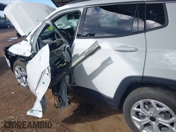 ✅ 2025 Jeep Compass Latitude • VIN: 3C4NJDBNXST504032 • Lot: 43421601. Wystawiony na IAAI z przebiegiem 15 238 mil. Bezpłatny archiwum sprzedaży aukcyjnych z USA i szczegółowy raport historii pojazdu na DreamBid. Zdjęcie 6.