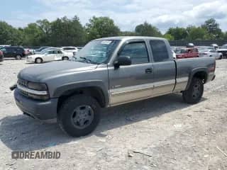 2000 Chevrolet Silverado 1500 LS z VIN 1GCEK19T8YE140105, wystawiony jako Copart lot #66951425 z przebiegiem Nie podano mil oraz Czysty tytuł • Clean title. Historia ofert i sprzedaży dostępna na DreamBid. Obrazek 1.