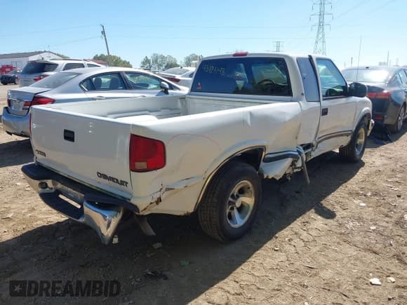 ✅ 2002 Chevrolet S-10 LS • VIN: 1GCCS19W228243706 • Lot: 43424148. Listed on IAAI with 92,266 mi. Free auction sales archive from the USA and detailed vehicle history report at DreamBid. Image 4.