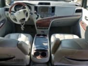 ✅ 2012 Toyota Sienna XLE • VIN: 5TDDK3DC2CS034105 • Лот: 62735765. Опубликован ранее на Copart с пробегом 145 858 миль. Бесплатный доступ к архиву аукционных продаж из США и подробный отчёт об истории автомобиля на DreamBid. Изображение 8.