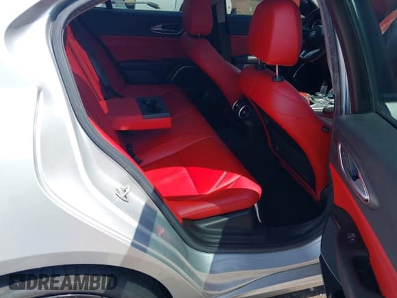 ✅ 2021 Alfa Romeo Giulia Ti • VIN: ZARFAMBN2M7649535 • Lot: 43012006. Wystawiony na IAAI z przebiegiem 43 298 mil. Bezpłatny archiwum sprzedaży aukcyjnych z USA i szczegółowy raport historii pojazdu na DreamBid. Zdjęcie 8.