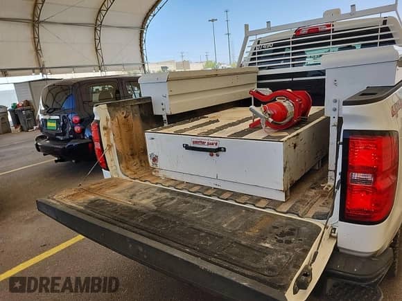 2019 Chevrolet Silverado 1500 Work Truck z VIN 2GCVKNEC7K1107490, wystawiony jako IAAI lot #42835354 z przebiegiem 119 380 mil mil oraz . Historia ofert i sprzedaży dostępna na DreamBid. Obrazek 1.