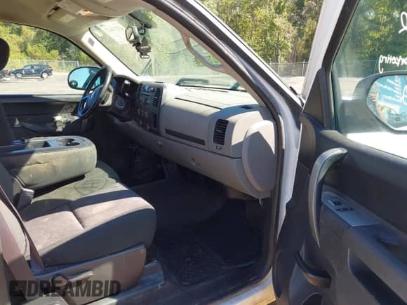 2012 Chevrolet Silverado 1500 LS z VIN 1GCRCREA3CZ307330, wystawiony jako IAAI lot #43374623 z przebiegiem 385 367 mil mil oraz . Historia ofert i sprzedaży dostępna na DreamBid. Obrazek 5.