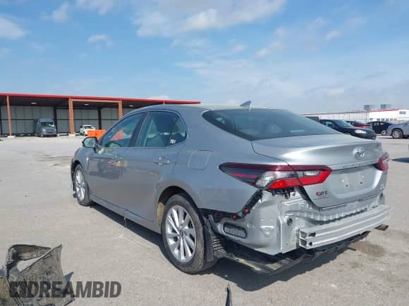 2021 Toyota Camry LE z VIN 4T1C11BK2MU027838, wystawiony jako IAAI lot #39140621 z przebiegiem 57 812 mil mil oraz . Historia ofert i sprzedaży dostępna na DreamBid. Obrazek 3.