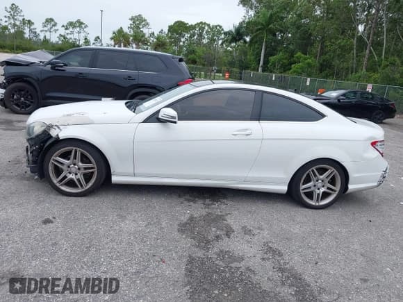 ✅ 2015 Mercedes-Benz C 250 • VIN: WDDGJ4HB8FG391252 • Lot: 42428123. Wystawiony na IAAI z przebiegiem 139 413 mil. Bezpłatny archiwum sprzedaży aukcyjnych z USA i szczegółowy raport historii pojazdu na DreamBid. Zdjęcie 14.