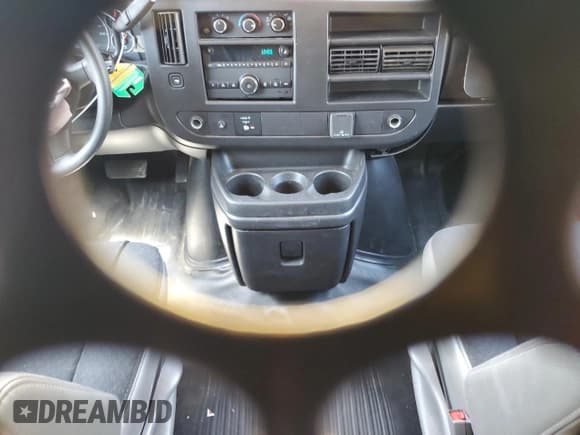 ✅ 2022 Chevrolet Express Cargo • VIN: 1GCWGAFP1N1141435 • Lot: 67495135. Wystawiony na Copart z przebiegiem 40 475 mil. Bezpłatny archiwum sprzedaży aukcyjnych z USA i szczegółowy raport historii pojazdu na DreamBid. Zdjęcie 8.