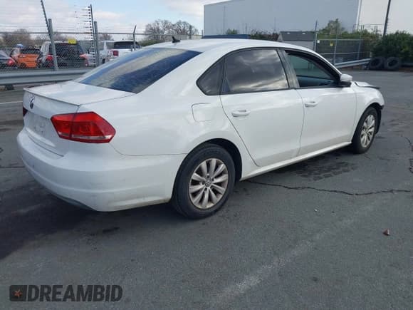 ✅ 2013 Volkswagen Passat S • VIN: 1VWAH7A33DC107558 • Лот: 43786495. Опубликован ранее на IAAI с пробегом 118 225 миль. Бесплатный доступ к архиву аукционных продаж из США и подробный отчёт об истории автомобиля на DreamBid. Изображение 4.
