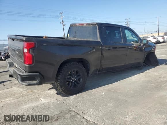 ✅ 2021 Chevrolet Silverado 1500 Custom Trail Boss • VIN: 1GCPYCEF1MZ231383 • Lot: 90948875. Wystawiony na Copart z przebiegiem 89 356 mil. Bezpłatny archiwum sprzedaży aukcyjnych z USA i szczegółowy raport historii pojazdu na DreamBid. Zdjęcie 3.