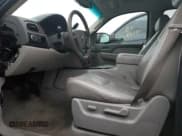✅ 2007 Chevrolet Suburban LS • VIN: 1GNFC16J17R277745 • Lot: 74204474. Wystawiony na Copart z przebiegiem Nie podano. Bezpłatny archiwum sprzedaży aukcyjnych z USA i szczegółowy raport historii pojazdu na DreamBid. Zdjęcie 7.