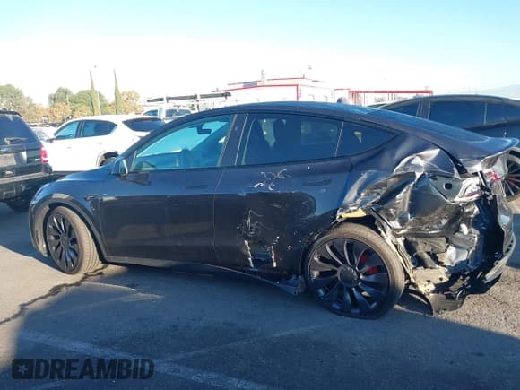 ✅ 2024 Tesla Model Y Performance • VIN: 7SAYGDEF9RF054062 • Lot: 43471873. Wystawiony na IAAI z przebiegiem 7 148 mil. Bezpłatny archiwum sprzedaży aukcyjnych z USA i szczegółowy raport historii pojazdu na DreamBid. Zdjęcie 14.