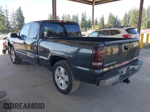 ✅ 2005 Chevrolet Silverado 1500 LS • VIN: 2GCEC19T851358412 • Lot: 43306552. Wystawiony na IAAI z przebiegiem 288 244 mil mil. Skorzystaj z bezpłatnego archiwum sprzedaży aukcyjnych z USA i zobacz szczegółowy raport historii pojazdu na DreamBid. Zdjęcie 3.