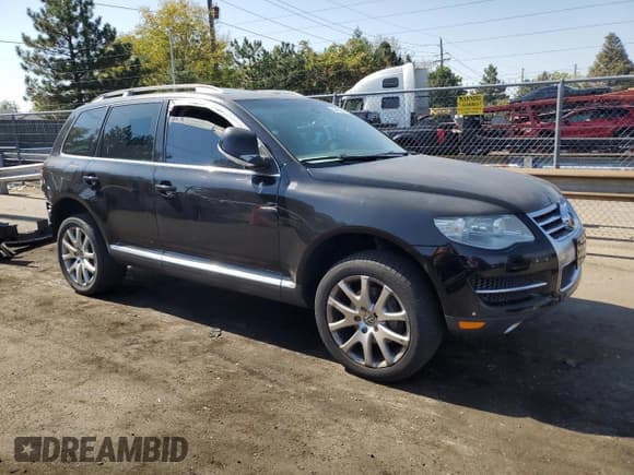✅ 2008 Volkswagen Touareg • VIN: WVGCB77L08D013279 • Lot: 74116514. Wystawiony na Copart z przebiegiem 131 298 mil. Bezpłatny archiwum sprzedaży aukcyjnych z USA i szczegółowy raport historii pojazdu na DreamBid. Zdjęcie 4.