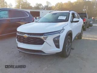 ✅ 2025 Chevrolet Trax LT • VIN: KL77LHEP0SC185174 • Лот: 43440723. Опубликован ранее на IAAI с пробегом 1 525 миль. Бесплатный доступ к архиву аукционных продаж из США и подробный отчёт об истории автомобиля на DreamBid. Изображение 2.