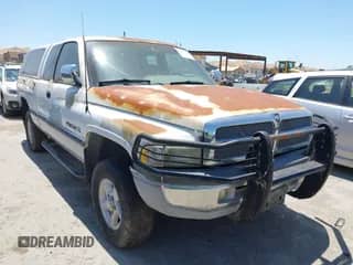 1996 Dodge 1500 z VIN 3B7HF13Y3TG152802, wystawiony jako IAAI lot #42637246 z przebiegiem 214 630 mil mil oraz . Historia ofert i sprzedaży dostępna na DreamBid. Obrazek 1.