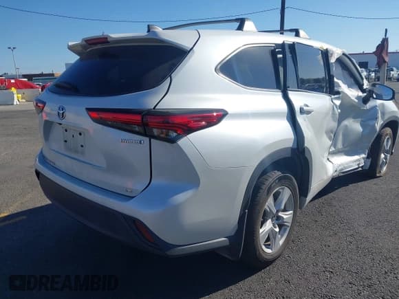 ✅ 2022 Toyota Highlander Hybrid LE • VIN: 5TDZARAH0NS516666 • Lot: 41648530. Wystawiony na IAAI z przebiegiem 63 588 mil. Bezpłatny archiwum sprzedaży aukcyjnych z USA i szczegółowy raport historii pojazdu na DreamBid. Zdjęcie 4.