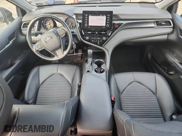 2022 Toyota Camry SE z VIN 4T1G11BK6NU058190, wystawiony jako Copart lot #64806315 z przebiegiem 32 091 mil mil oraz Szkoda całkowita • Salvage title. Historia ofert i sprzedaży dostępna na DreamBid. Obrazek 8.