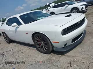 2016 Dodge Challenger SRT 392 z VIN 2C3CDZDJXGH125395, wystawiony jako IAAI lot #43010009 z przebiegiem 85 108 mil mil oraz . Historia ofert i sprzedaży dostępna na DreamBid. Obrazek 1.