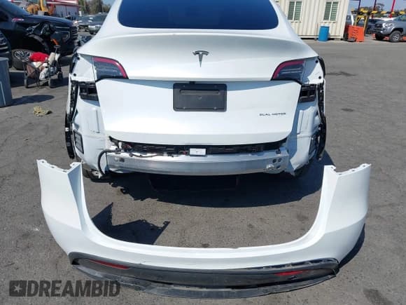 ✅ 2024 Tesla Model Y Long Range • VIN: 7SAYGDEE1RA221731 • Lot: 43335082. Wystawiony na IAAI z przebiegiem 34 025 mil. Bezpłatny archiwum sprzedaży aukcyjnych z USA i szczegółowy raport historii pojazdu na DreamBid. Zdjęcie 6.