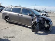 ✅ 2012 Toyota Sienna SE • VIN: 5TDXK3DC1CS230744 • Lot: 82085435. Wystawiony na Copart z przebiegiem 206 122 mil. Bezpłatny archiwum sprzedaży aukcyjnych z USA i szczegółowy raport historii pojazdu na DreamBid. Zdjęcie 4.