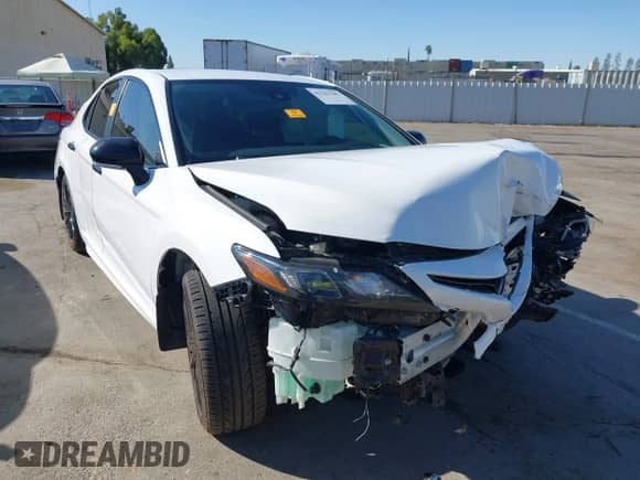 2022 Toyota Camry SE z VIN 4T1T11AK9NU076179, wystawiony jako IAAI lot #42781387 z przebiegiem 64 450 mil mil oraz . Historia ofert i sprzedaży dostępna na DreamBid. Obrazek 1.