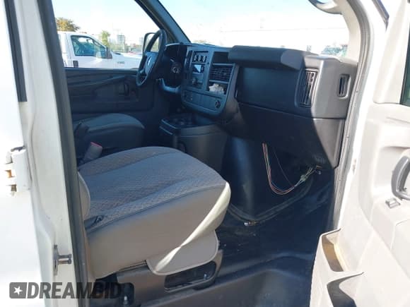 ✅ 2012 Chevrolet Express Cargo • VIN: 1GCZGTCAXC1180840 • Lot: 43242320. Wystawiony na IAAI z przebiegiem 399 391 mil. Bezpłatny archiwum sprzedaży aukcyjnych z USA i szczegółowy raport historii pojazdu na DreamBid. Zdjęcie 5.