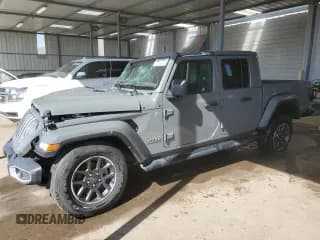 ✅ 2023 Jeep Gladiator Overland • VIN: 1C6HJTFG2PL542657 • Лот: 63384465. Опубликован ранее на Copart с пробегом 29 728 миль. Бесплатный доступ к архиву аукционных продаж из США и подробный отчёт об истории автомобиля на DreamBid. Изображение 1.