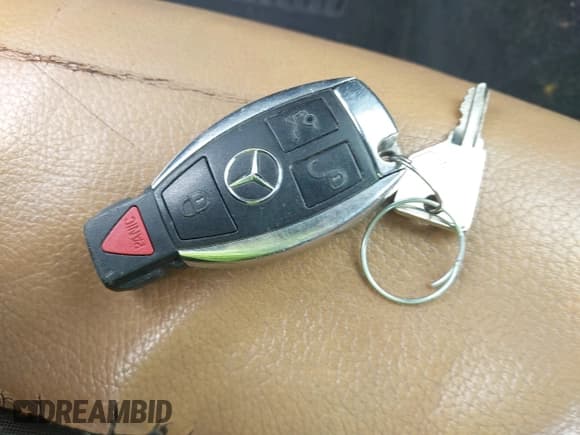 ✅ 2013 Mercedes-Benz E 350 Luxury • VIN: WDDHF5KB9DA664039 • Lot: 42672488. Listed on IAAI with 176,768 mi. Free auction sales archive from the USA and detailed vehicle history report at DreamBid. Image 11.