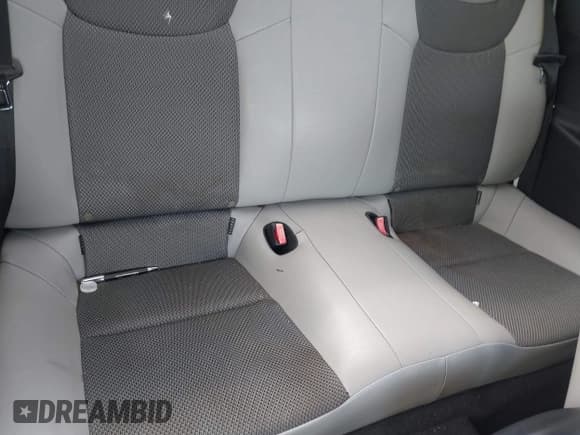 ✅ 2013 Hyundai Genesis Coupe Premium • VIN: KMHHT6KD4DU097582 • Lot: 42276696. Wystawiony na IAAI z przebiegiem 114 934 mil. Bezpłatny archiwum sprzedaży aukcyjnych z USA i szczegółowy raport historii pojazdu na DreamBid. Zdjęcie 8.