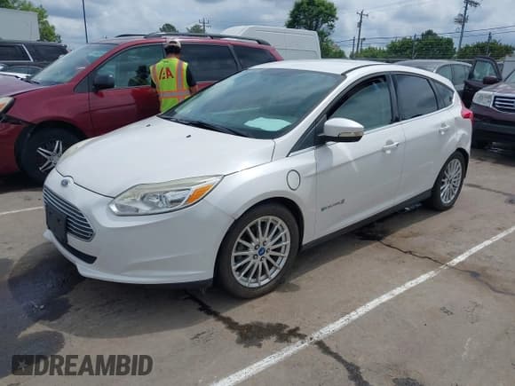 ✅ 2013 Ford Focus Electric • VIN: 1FADP3R46DL133781 • Lot: 42129143. Listed on IAAI with 114,041 mi. Free auction sales archive from the USA and detailed vehicle history report at DreamBid. Image 2.