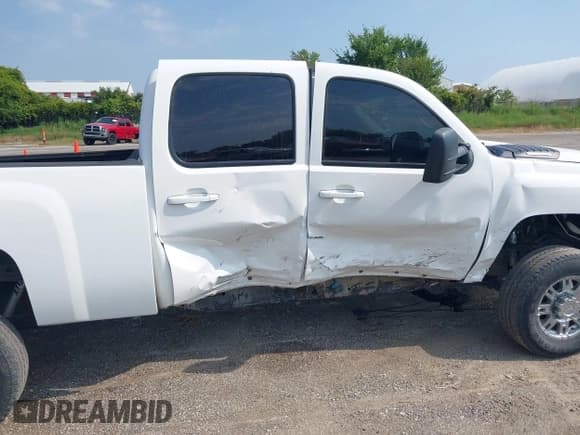 ✅ 2012 Chevrolet Silverado 2500HD LTZ • VIN: 1GC1KYC8XCF153372 • Lot: 42945384. Wystawiony na IAAI z przebiegiem 101 334 mil. Bezpłatny archiwum sprzedaży aukcyjnych z USA i szczegółowy raport historii pojazdu na DreamBid. Zdjęcie 6.