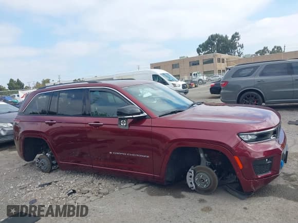 ✅ 2023 Jeep Grand Cherokee Overland • VIN: 1C4RJYD61P8795007 • Lot: 40400871. Listed on IAAI with 11,066 mi. Free auction sales archive from the USA and detailed vehicle history report at DreamBid. Image 12.