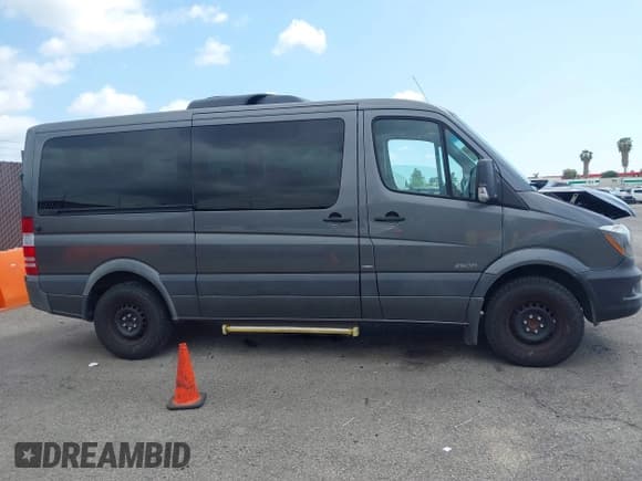 ✅ 2015 Mercedes-Benz Sprinter Passenger • VIN: WDZPE7DC1FP111850 • Lot: 41920037. Wystawiony na IAAI z przebiegiem 127 121 mil. Bezpłatny archiwum sprzedaży aukcyjnych z USA i szczegółowy raport historii pojazdu na DreamBid. Zdjęcie 13.