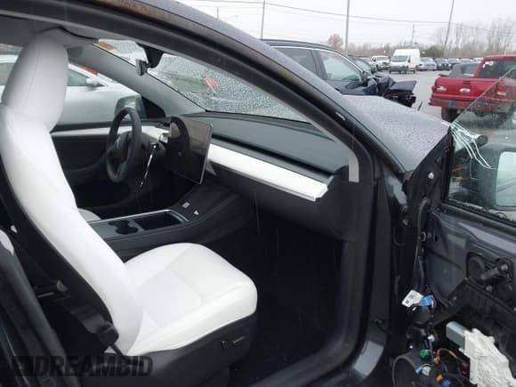 ✅ 2024 Tesla Model Y Long Range • VIN: 7SAYGDEE9RA265508 • Lot: 43685983. Wystawiony na IAAI z przebiegiem 33 217 mil. Bezpłatny archiwum sprzedaży aukcyjnych z USA i szczegółowy raport historii pojazdu na DreamBid. Zdjęcie 5.