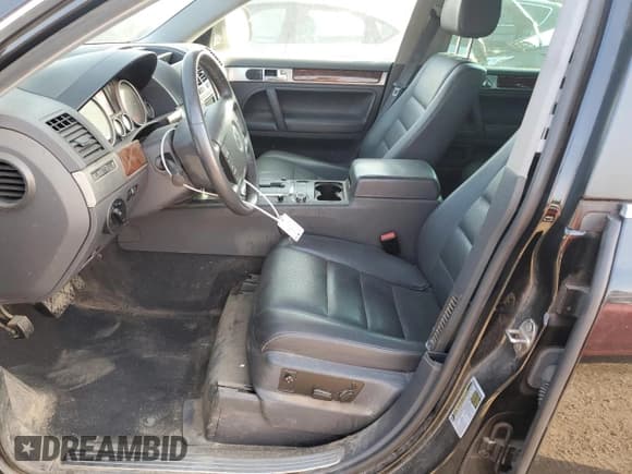 ✅ 2010 Volkswagen Touareg VR6 • VIN: WVGBF7A9XAD001790 • Lot: 70806534. Wystawiony na Copart z przebiegiem 90 103 mil. Bezpłatny archiwum sprzedaży aukcyjnych z USA i szczegółowy raport historii pojazdu na DreamBid. Zdjęcie 7.