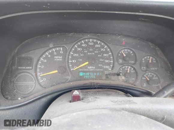 1999 Chevrolet Silverado 1500 LS z VIN 1GCEC14V0XZ164153, wystawiony jako IAAI lot #43562553 z przebiegiem 282 396 mil mil oraz . Historia ofert i sprzedaży dostępna na DreamBid. Obrazek 7.
