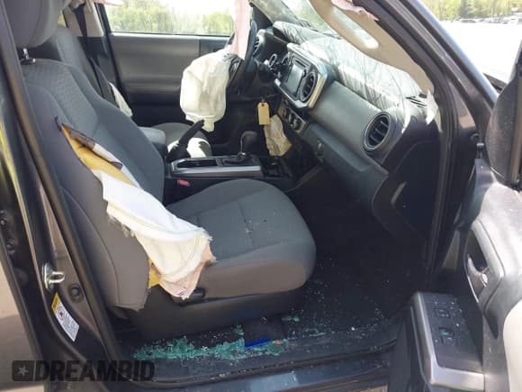 ✅ 2017 Toyota Tacoma SR • VIN: 5TFAX5GN8HX074140 • Lot: 42157753. Wystawiony na IAAI z przebiegiem 90 631 mil. Bezpłatny archiwum sprzedaży aukcyjnych z USA i szczegółowy raport historii pojazdu na DreamBid. Zdjęcie 5.