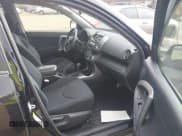 ✅ 2007 Toyota RAV4 Sport • VIN: JTMZD32V775073210 • Лот: 43716645. Опубликован ранее на IAAI с пробегом 147 865 миль. Бесплатный доступ к архиву аукционных продаж из США и подробный отчёт об истории автомобиля на DreamBid. Изображение 5.