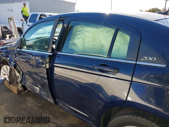 ✅ 2013 Chrysler 200 Touring • VIN: 1C3CCBBB9DN695798 • Лот: 43592930. Опубликован ранее на IAAI с пробегом 170 162 миль. Бесплатный доступ к архиву аукционных продаж из США и подробный отчёт об истории автомобиля на DreamBid. Изображение 19.