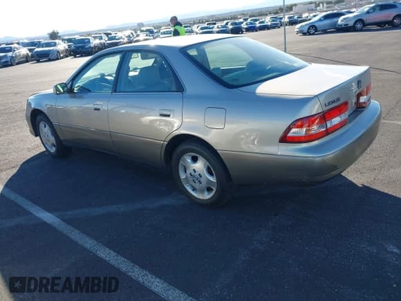 ✅ 2000 Lexus ES 300 • VIN: JT8BF28G2Y0270068 • Lot: 43863072. Wystawiony na IAAI z przebiegiem 132 215 mil. Bezpłatny archiwum sprzedaży aukcyjnych z USA i szczegółowy raport historii pojazdu na DreamBid. Zdjęcie 3.